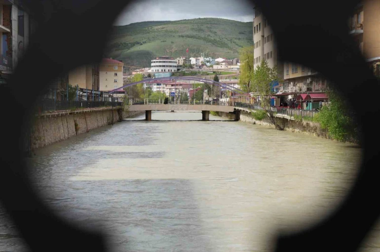 Bahar yağışları Çoruh Nehri’nin su seviyesini yükseltti