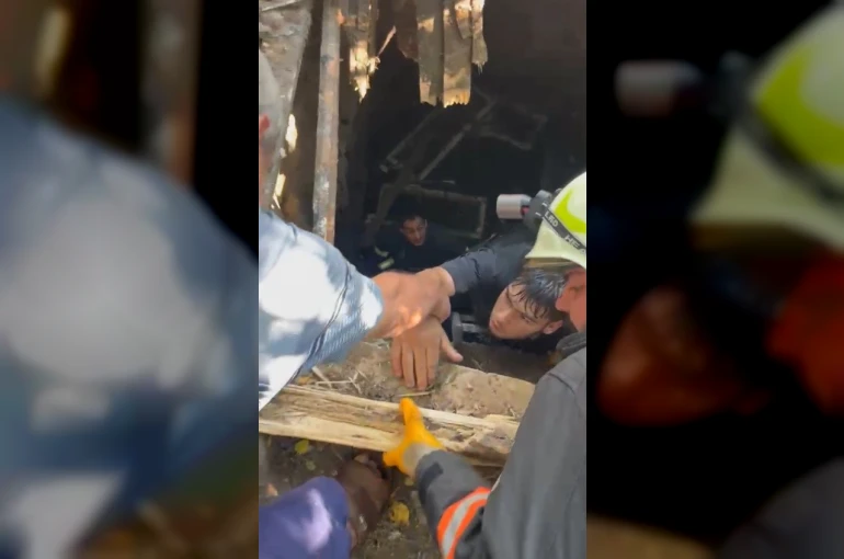 Bahçede dolaşırken üzeri kapalı kuyuya düştü