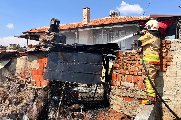 Bahçedeki fırında çıkan yangın paniğe neden oldu 