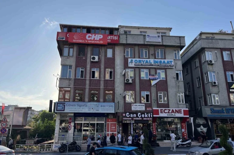 Bahçelievler İlçe Başkanlığı binasına "CHP İstanbul İl Başkanlığı" yazısı asıldı