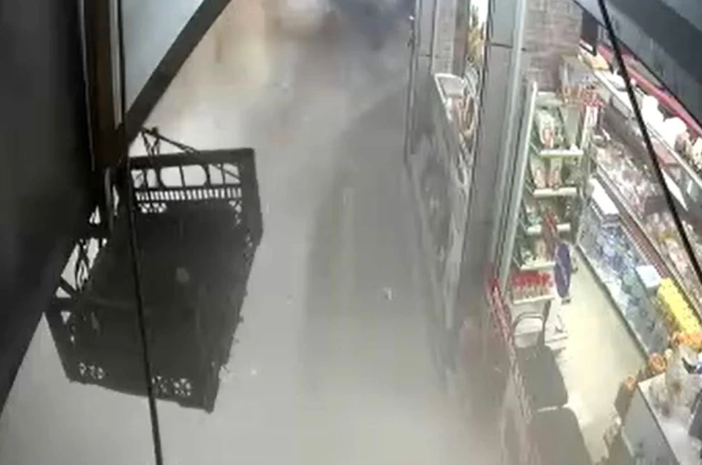 Bahçelievler’de binanın çökmesi sırasında yaşanan panik anları kamerada
