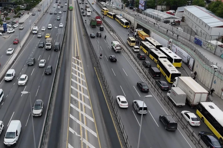 Bahçelievler’de İETT Otobüsü arızalandı, trafik nedeniyle vatandaş yol ortasında otobüs bekledi
