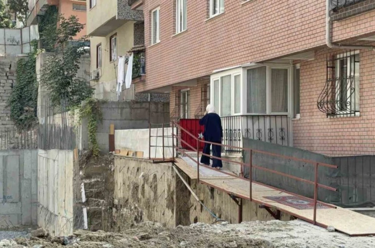 Bahçelievler’deki inşaat, yan binanın girişinde çökmeye neden oldu