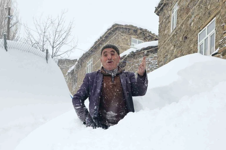 Bahçesaray’da 71 yerleşim yerinin yolu kardan kapalı