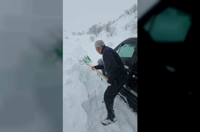 Bahçesaray’da çığ faciası son anda atlatıldı: Araçtaki aile ölümden döndü