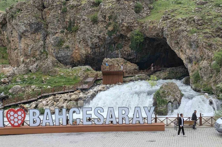 Bahçesaray’da mağaradan çıkan doğal su kaynağı ilgi odağı oldu
