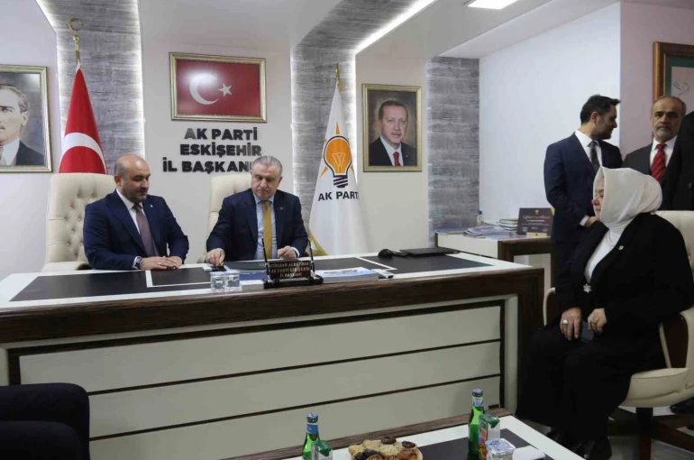 Bakan Bak AK Parti Eskişehir İl Başkanlığı’nı ziyaret etti