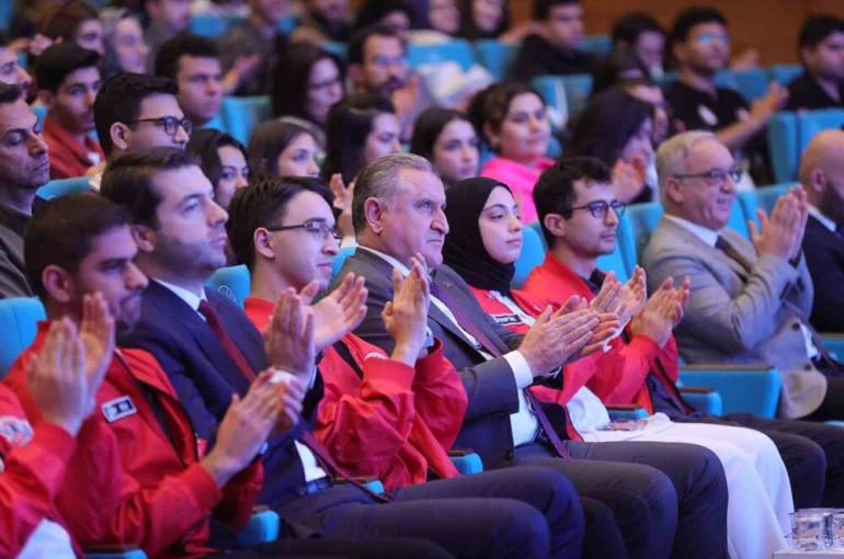 Bakan Bak: "Milli Teknoloji Hamlesi gümbür gümbür geliyor"