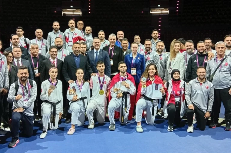 Bakan Bak’tan milli taekwondocular için tebrik