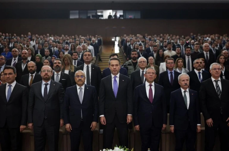 Bakan Bayraktar: "Enerjide bağımsız bir Türkiye hedefinde en önemli görev enerji uzmanlarına düşüyor"