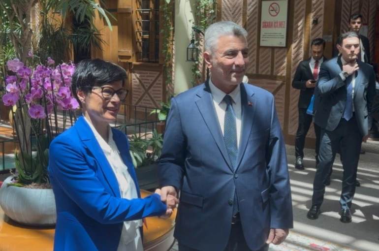 Bakan Bolat AB Genişleme Komiseri Marta Kos ile görüştü