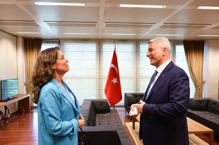 Bakan Bolat, Avrupa Otomobil Üreticileri Birliği Genel Direktörü Vries ile görüştü