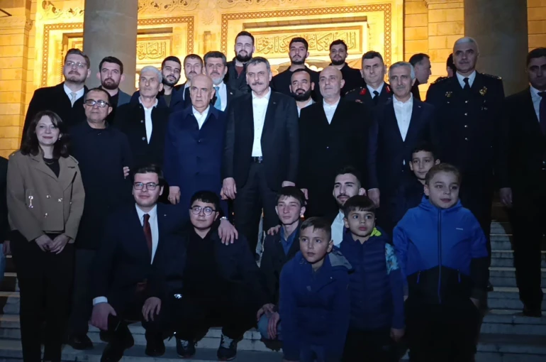 Bakan Çiftçi, teravih namazını Kahramanmaraş’ta kıldı