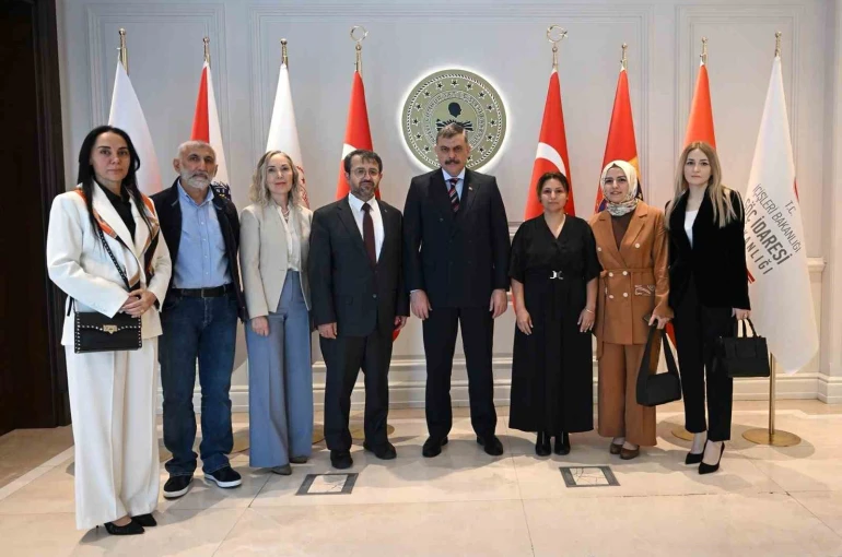 Bakan Çiftçi: "Yıl başına kadar sokak köpeklerinin hepsini barınaklara toplatacağım"