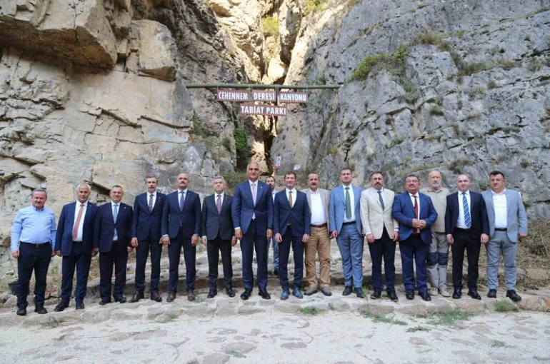 Bakan Ersoy, Cehennem Deresi Kanyonu’nda incelemelerde bulundu