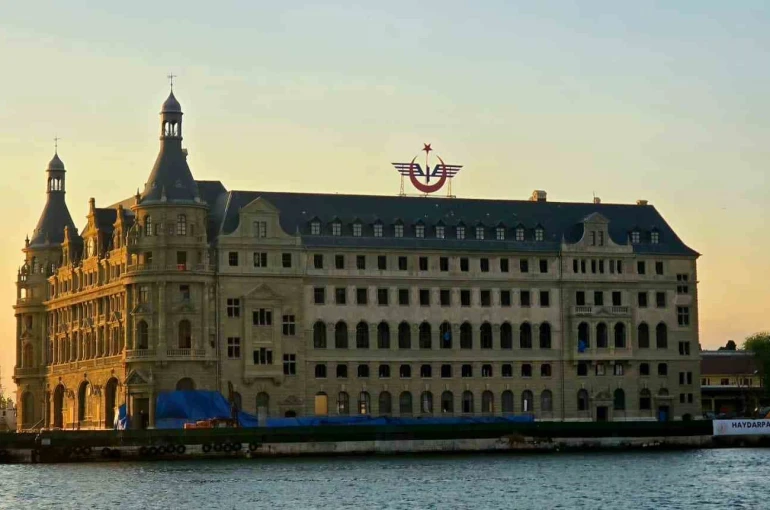 Bakan Ersoy: "Haydarpaşa, yıllar sonra yeniden tarihi silüetteki yerini almaya başladı"