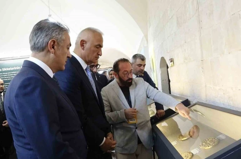 Bakan Ersoy, Mardin Kültür Yolu Festivali sergilerini gezdi
