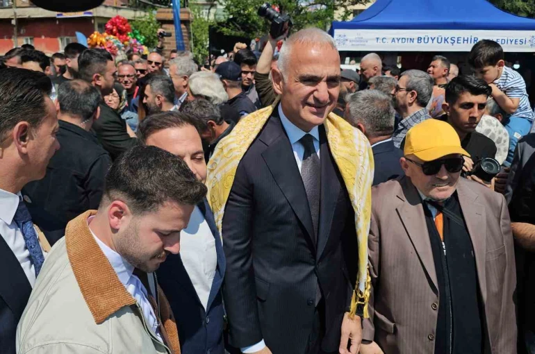 Bakan Ersoy Nazilli’de festival açılışına katıldı 