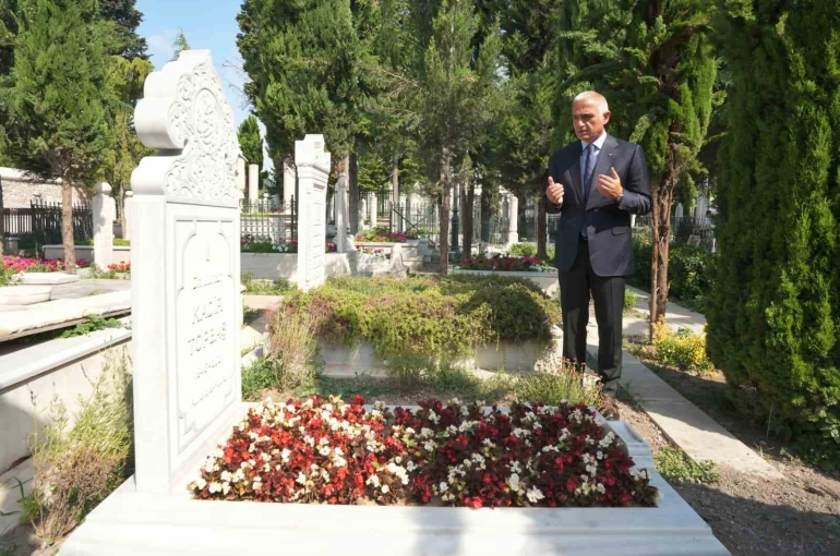 Bakan Ersoy’dan Fatih Külliyesi Haziresi’ne anlamlı ziyaret