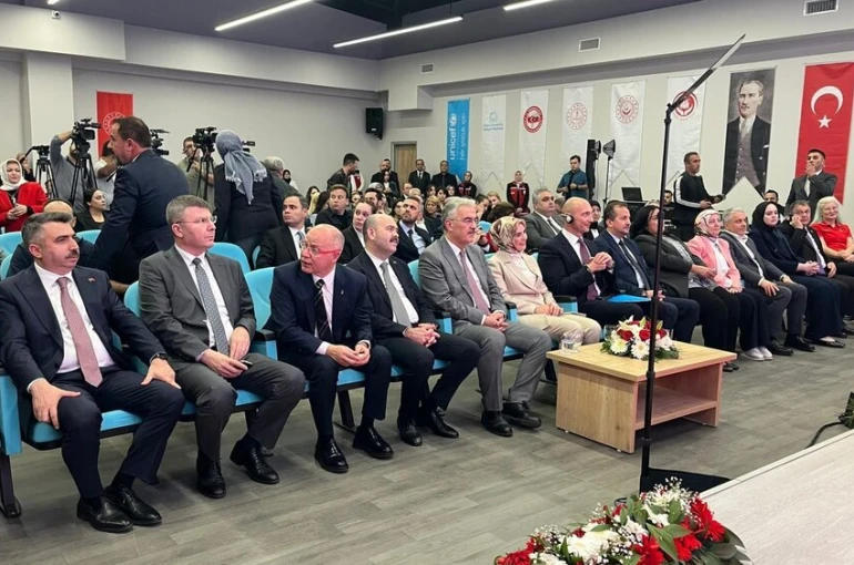 Bakan Göktaş: "Her çocuk keşfedilmeyi bekleyen bir dünyadır"