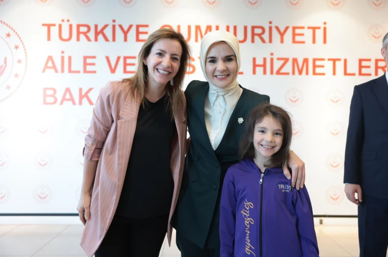 Bakan Göktaş personel ile bayramlaştı