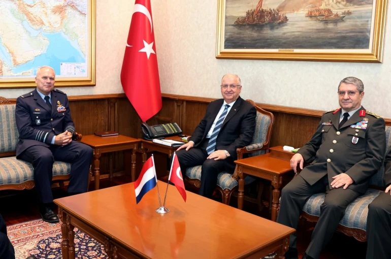 Bakan Güler, Hollanda Genelkurmay Başkanı Orgeneral Eichelsheim’i kabul etti 