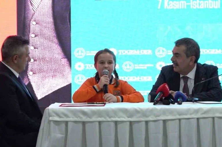 Bakan ile minik öğrencinin gülümseten anları