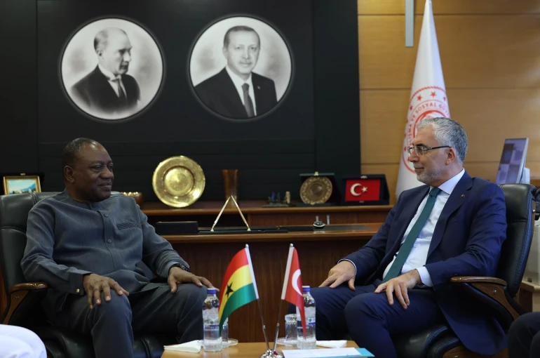 Bakan Işıkhan Gana Çalışma, İşler ve İstihdam Bakanı Pelpuo ile bir araya geldi.