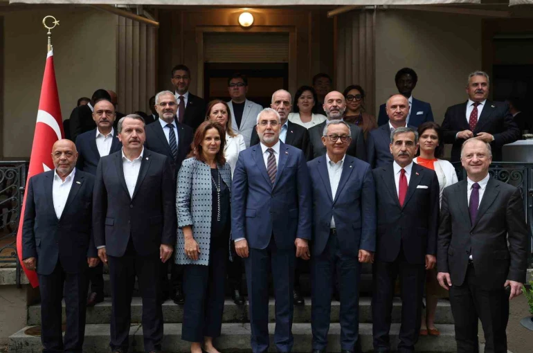 Bakan Işıkhan, işçi ve işveren temsilcileriyle Cenevre’de bir araya geldi