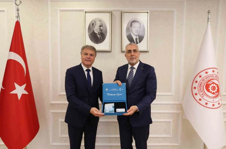 Bakan Işıkhan, Renault Group Türkiye CEO’su Lionel Jaillet’ye Turkuaz Kart takdim etti