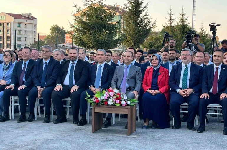 Bakan Kacır: "Herkes kendine yakışanı yapar. Birilerinin neler yaptıklarını biliyorsunuz, takip ediyorsunuz" 