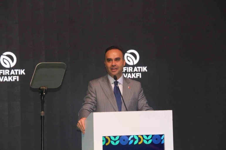 Bakan Kacır: "Sanayi devriminden bu yana yaklaşık 1,5 derece ısınan yerküre, bugün alarm veriyor"
