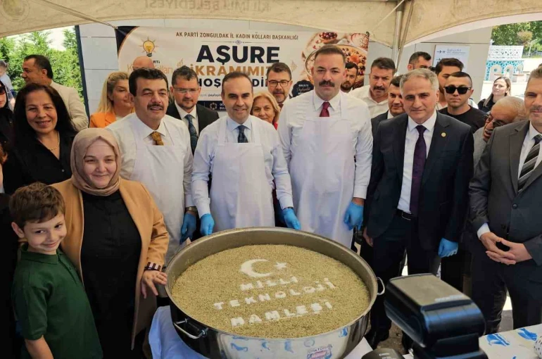 Bakan Kacır, vatandaşlara aşure ikramında bulundu