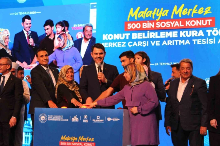 Bakan Kurum: "Deprem bölgesinde son vatandaş evine kavuşana kadar ayrılmayacağız"