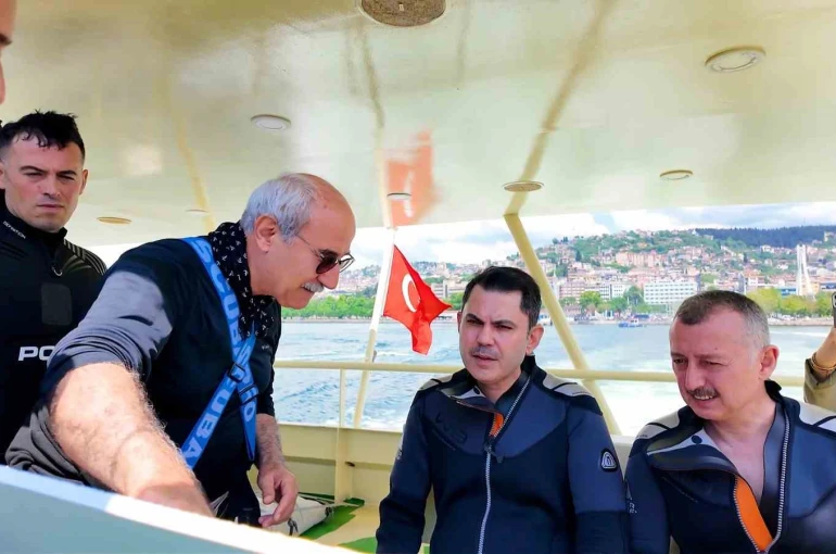 Bakan Kurum, dip çamuru temizliği yapılan İzmit Körfezi’ne daldı