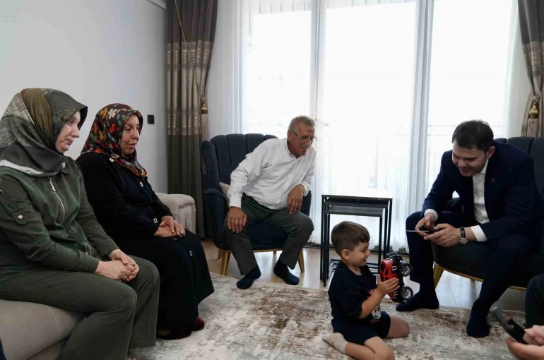 Bakan Kurum’dan depremzede Yusuf ve dedesine ziyaret