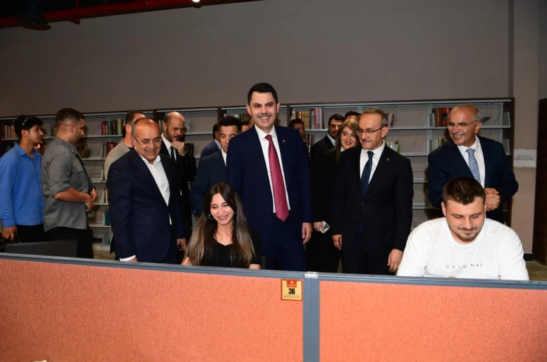 Bakan Murat Kurum, şehir kütüphanesini gezdi