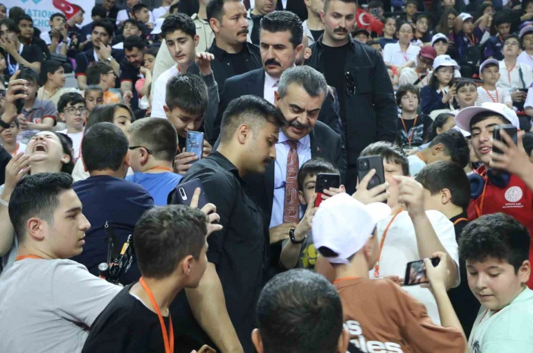 Bakan Tekin: "100 ortaöğretim öğrencisinin 43’ü mesleki eğitime kayıt yaptırdı"