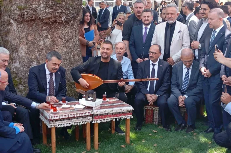 Bakan Tekin Bursa’da çınar altında türkü söyledi, Anadolu peynirlerini tattı