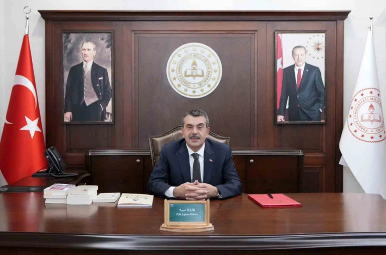 Bakan Tekin: "Evlatlarımızın karne heyecanını içtenlikle paylaşıyorum"