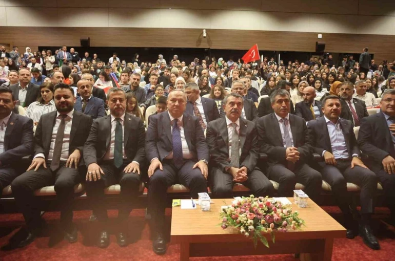 Bakan Tekin: "Gençlerimize vatan sevgisini sanatla göstermek istiyoruz"