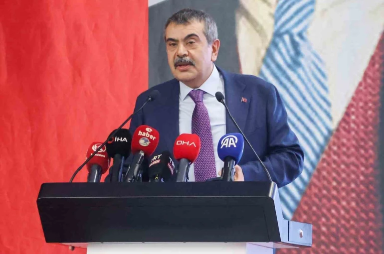Bakan Tekin: "İstanbul’da asrın hırsızlığı var. Bunu saklamak için karnelerden Atatürk’ün fotoğrafının kaldırdığı yalanına sarılıyorlar"