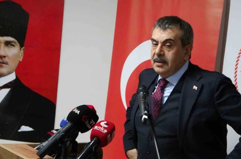 Bakan Tekin Malatya’da görme engelli öğrencilerle bir araya geldi