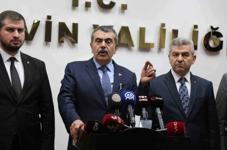 Bakan Tekin: "Özgür Özel kadar midesi geniş değilim"
