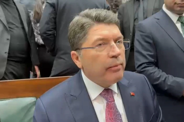 Bakan Tunç: "Bayrak indirme olayıyla ilgili 14 kişi gözaltına alındı, gözaltı süreçleri devam ediyor"