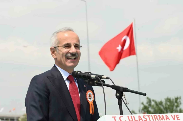 Bakan Uraloğlu, 1 yılda otoyol ve köprülerden 1,1 milyar araç geçtiğini açıkladı 