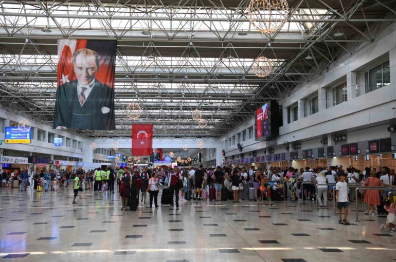 Bakan Uraloğlu: "İstanbul’daki iki havalimanımız, yılın ilk yarısında 78 ilin nüfusundan fazla yolcuyu ağırladı"