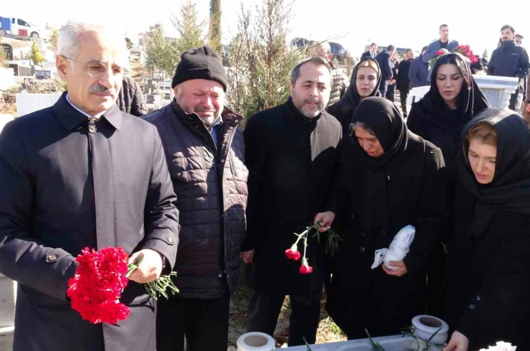 Bakan Uraloğlu Malatya’da deprem şehitliğini ziyaret etti