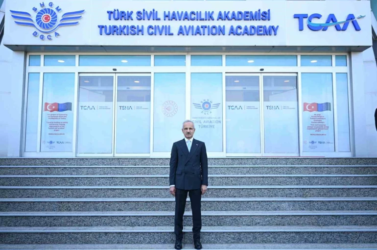 Bakan Uraloğlu: "Mart 2025’ten bu yana dijital başvuru sistemi ile 30 bin 750 yolcu hakkı başvurusunu elektronik ortamda ele aldık" 