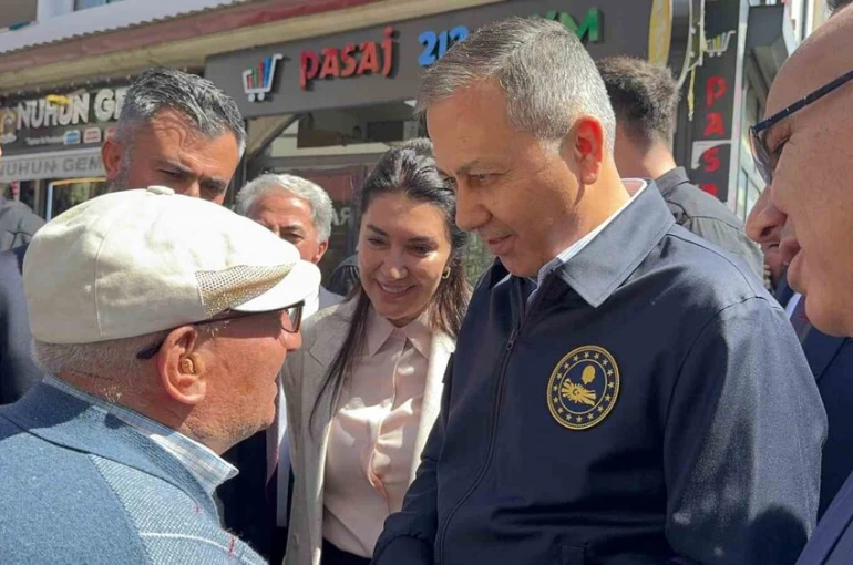 Bakan Yerlikaya Ağrı’da esnafla buluştu, taleplerini dinledi